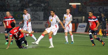 La rencontre se dispute sous une pluie battante