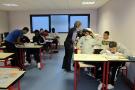 La classe de seconde en train de diss&eacute;quer des souris avec leur professeur Mme DIDIERJEAN.