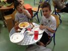Estaban et Lucas savourent leur repas