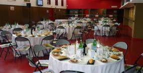 D&icirc;ner assis