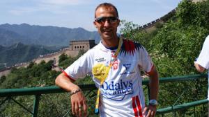Le marcheur Eddy Riva devant la grande muraille de Chine