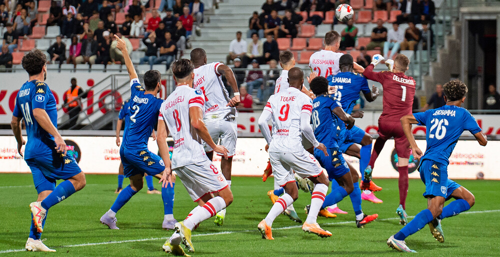 Gaëtan Bussmann marque de la tête contre Niort