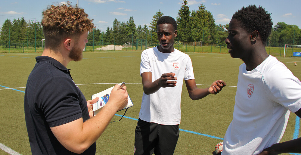 Les U17 en formation d'arbitre