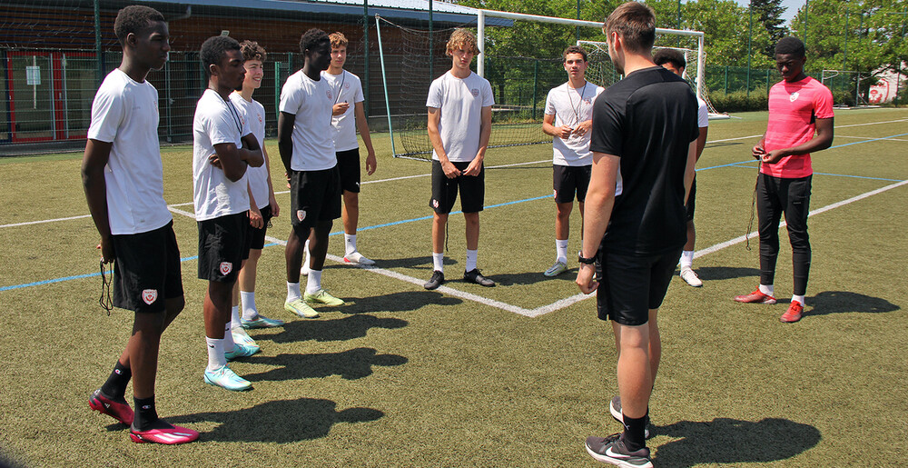 Les U17 en formation d'arbitre