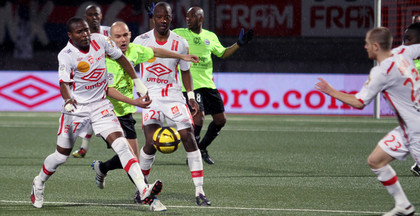 Landry N'Guemo devant Benjamin Nivet