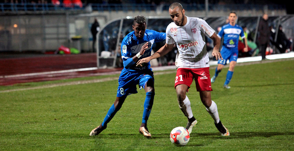 En très mauvais état, la pelouse a gêné les joueurs des deux équipes. (photo CNFC).