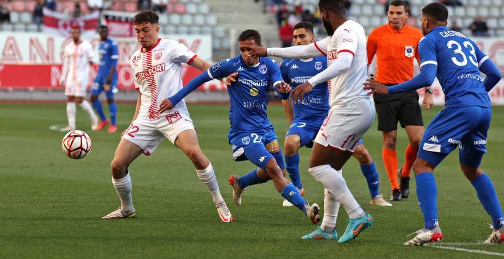 Impuissante face à une solide équipe de Niort, l’ASNL s’incline encore à domicile.