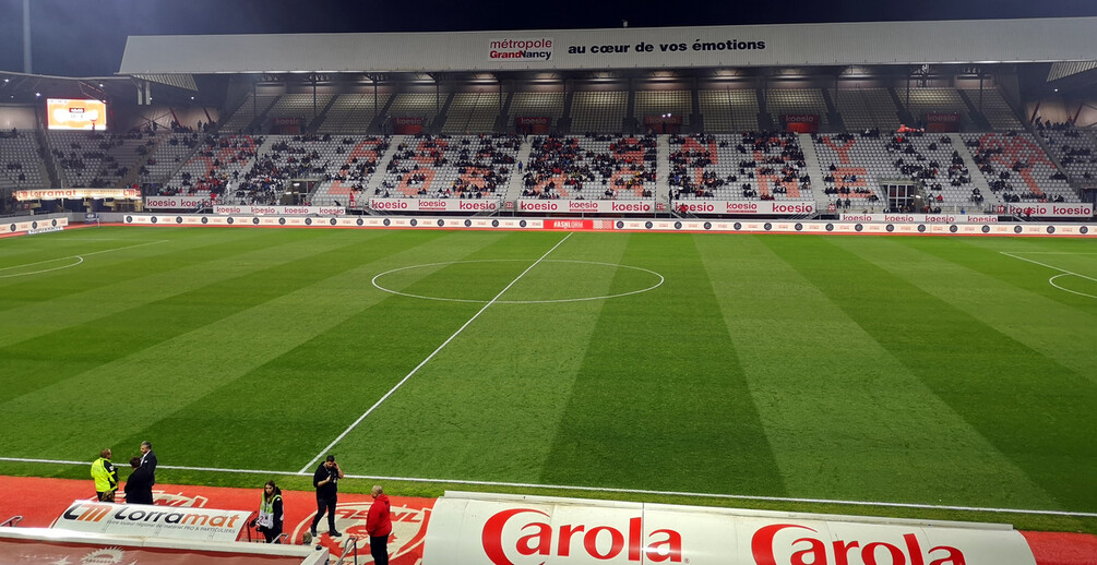 Suite aux fumigènes envoyés par les supporters, la rencontre a été définitivement arrêtée à la 40ème minute. L’ASNL évoluera en National la saison prochaine.