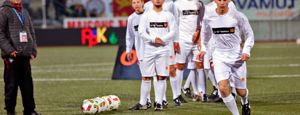 Les arbitres sur le terrain