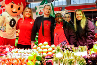 Dédicaces au marché central pour les féminines