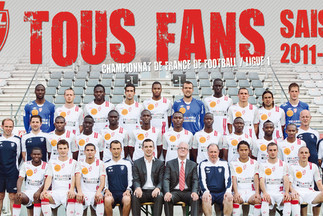 La photo officielle en fond d