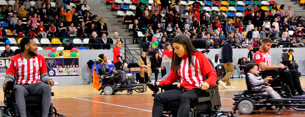 Une équipe mixte au foot fauteuil