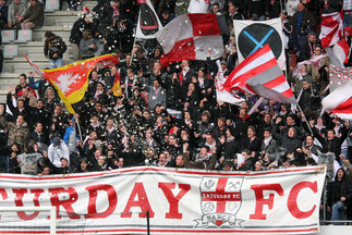 Des confettis dans les tribunes