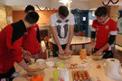 Alexis, Alexy, Simon et Hugo préparent la pâte sablée