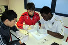 Arif, Alexandre et Yoann d&eacute;bute la dissection de leur souris.