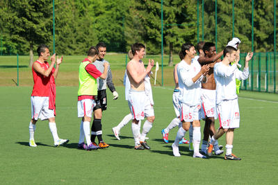 Les U17 applaudissent leurs supporters