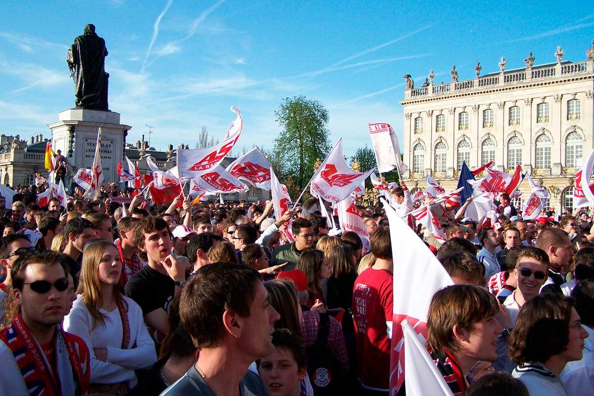 Une place Stan blanche et rouge - Photo n°0