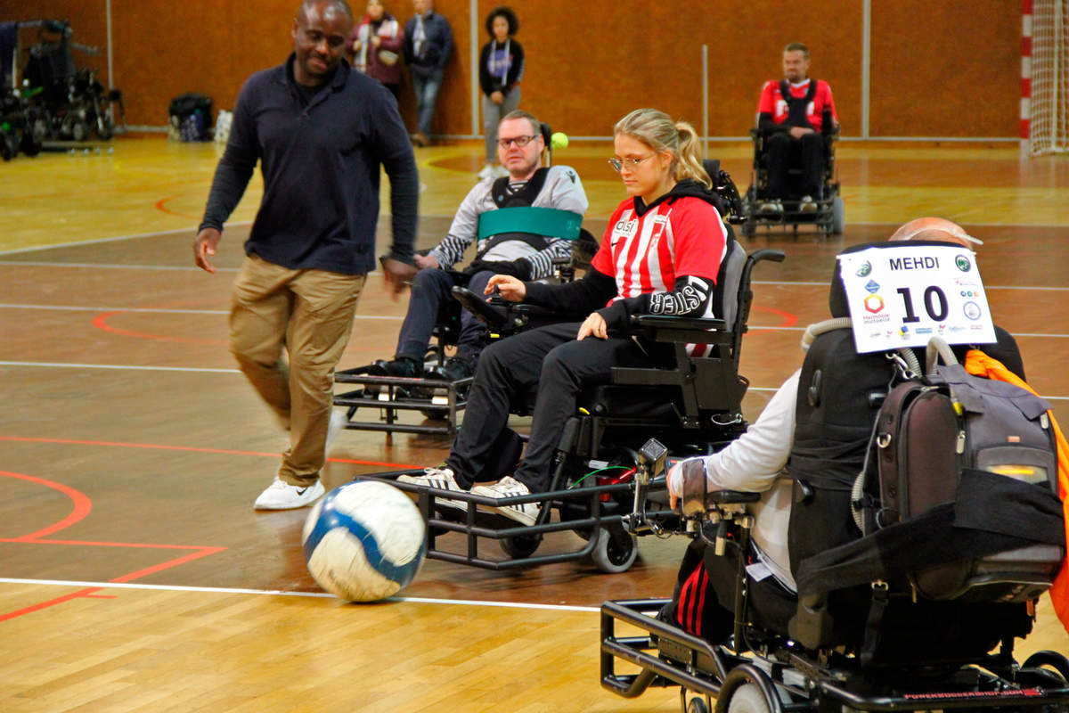 Une équipe mixte au foot fauteuil - Photo n°5