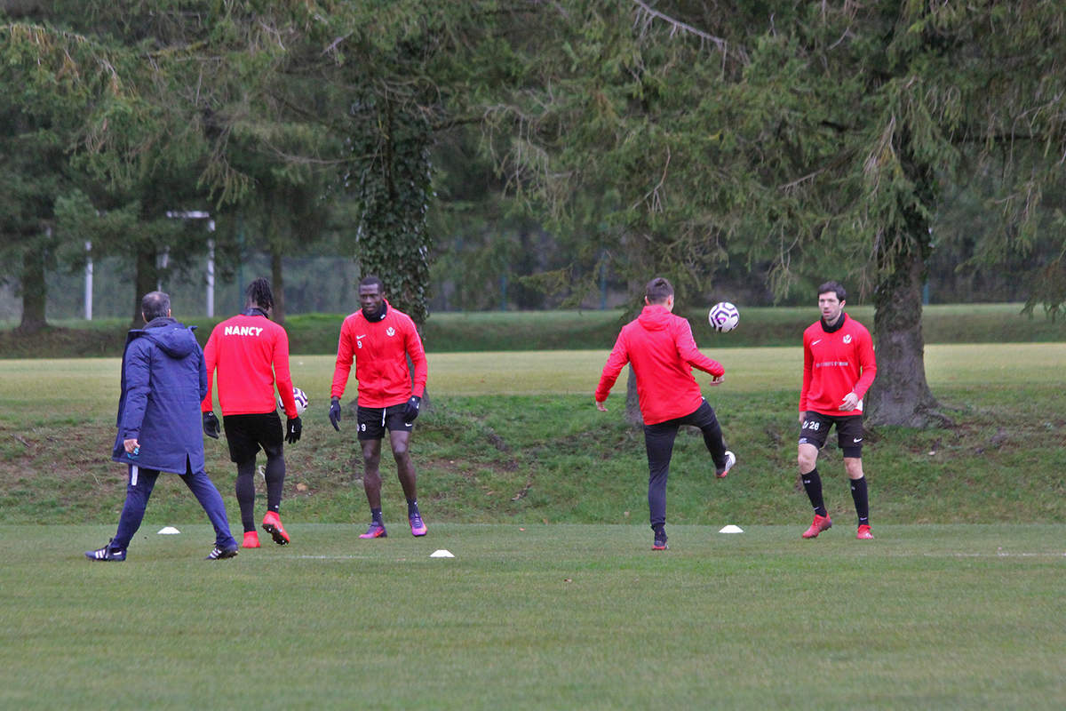 Ça bosse devant le but - Photo n°0