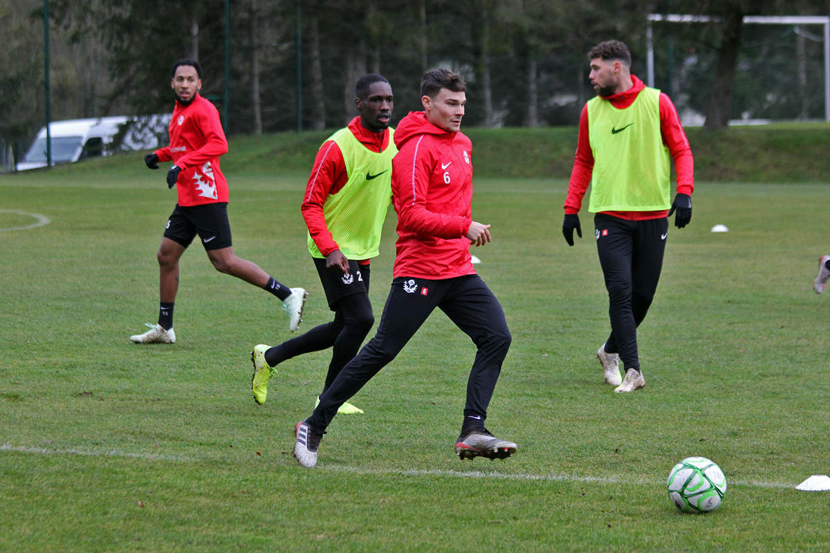 Ça bosse devant le but - Photo n°2