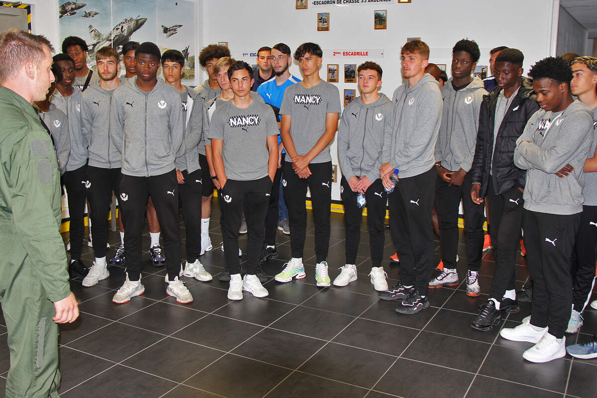 Les U19 visitent la base d'Ochey - Photo n°2