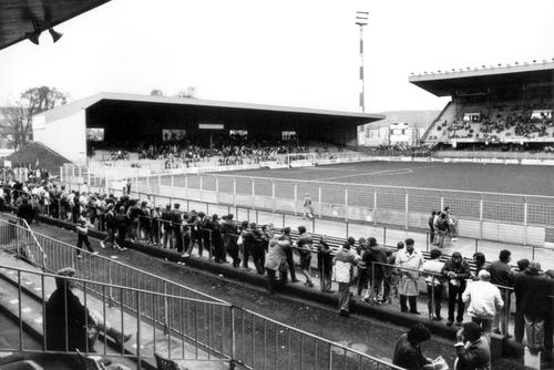 Des tribunes derrière les buts