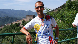 Le marcheur Eddy Riva devant la grande muraille de Chine
