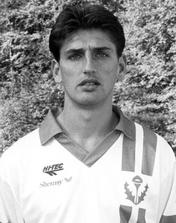 Défenseur de 1990 à 1994 (94 matchs)