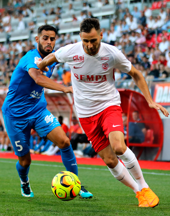 Attaquant de 2015 à 2019 (90 matchs, 12 buts)